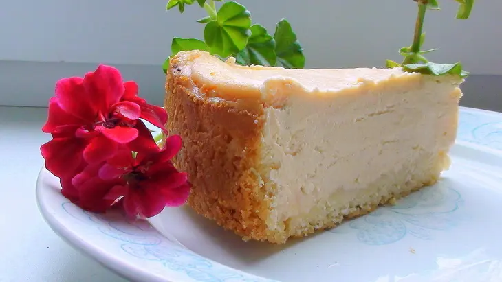 Карамельный, сырно-творожный пирог с розочками из ирисок: шаг 15