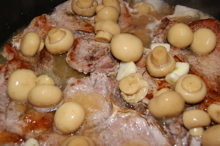 Карбонат с грибами в винно-чесночном соусе -рецепт выходного дня: шаг 2
