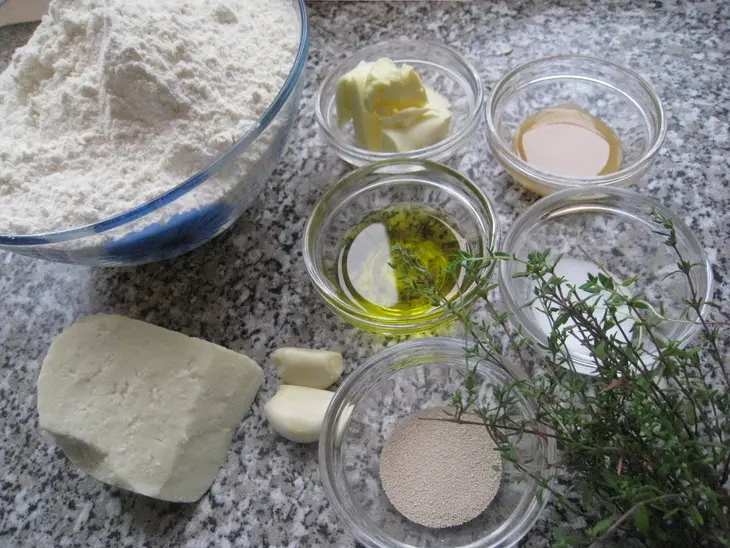 Хлебушек с сыром и чесноком: шаг 1