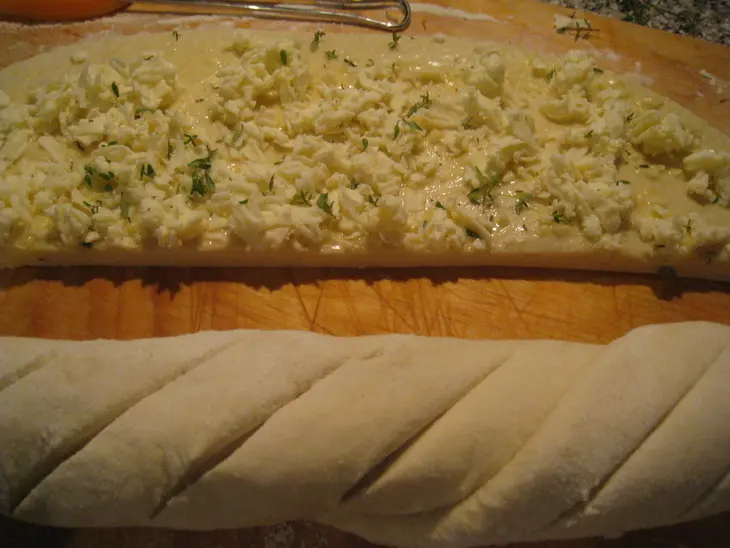 Хлебушек с сыром и чесноком: шаг 8