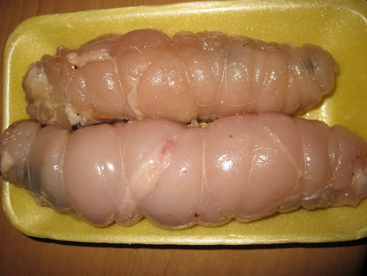 Куриный рулетик с черносливом и грецкими орехами: шаг 7