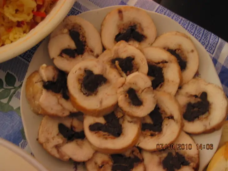 Куриный рулетик с черносливом и грецкими орехами: шаг 10