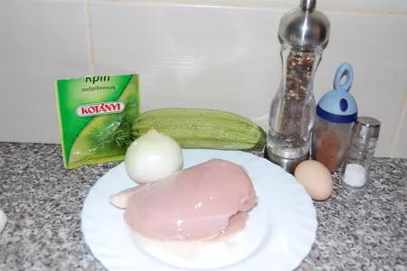 Курино-кабачковые котлетки.очень сочные.: шаг 1