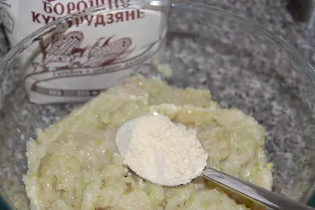 Курино-кабачковые котлетки.очень сочные.: шаг 3