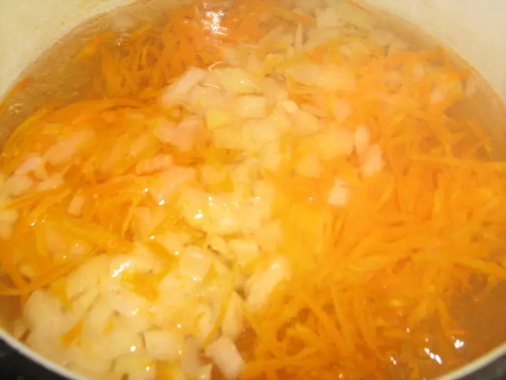 Быстрые щи из квашенной капусты,со свеклой и тушёнкой: шаг 1