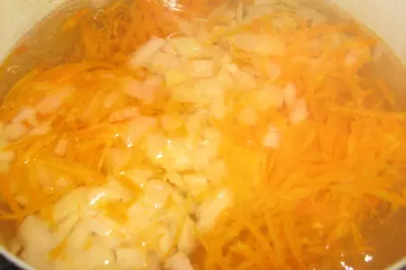 Быстрые щи из квашенной капусты,со свеклой и тушёнкой: шаг 1