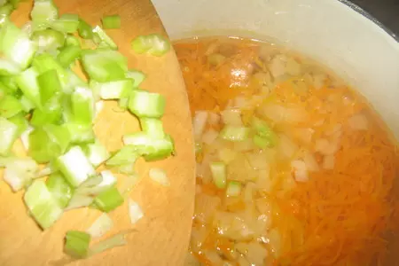 Быстрые щи из квашенной капусты,со свеклой и тушёнкой: шаг 2