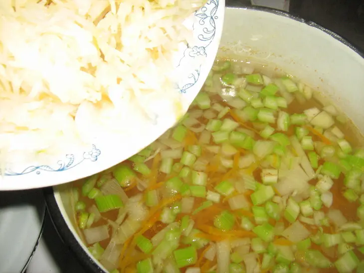 Быстрые щи из квашенной капусты,со свеклой и тушёнкой: шаг 3