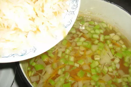 Быстрые щи из квашенной капусты,со свеклой и тушёнкой: шаг 3