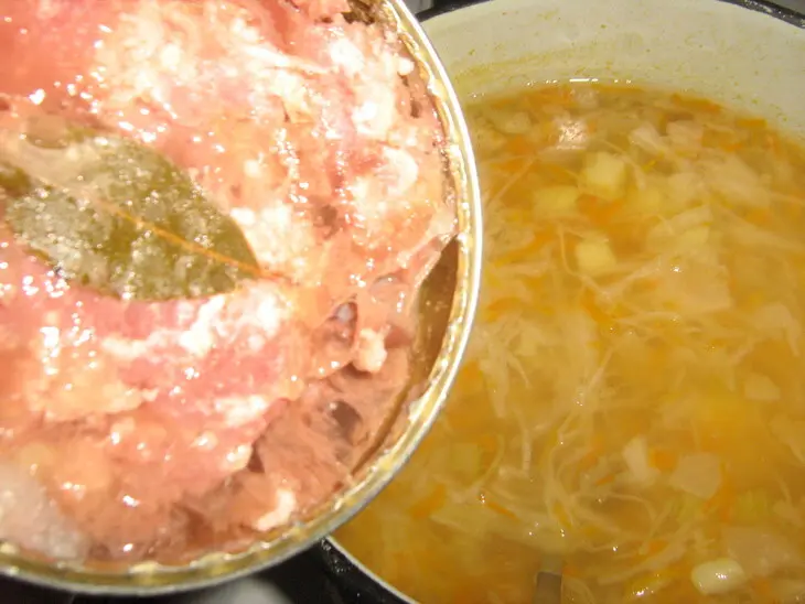 Быстрые щи из квашенной капусты,со свеклой и тушёнкой: шаг 5