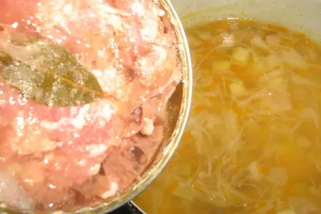 Быстрые щи из квашенной капусты,со свеклой и тушёнкой: шаг 5