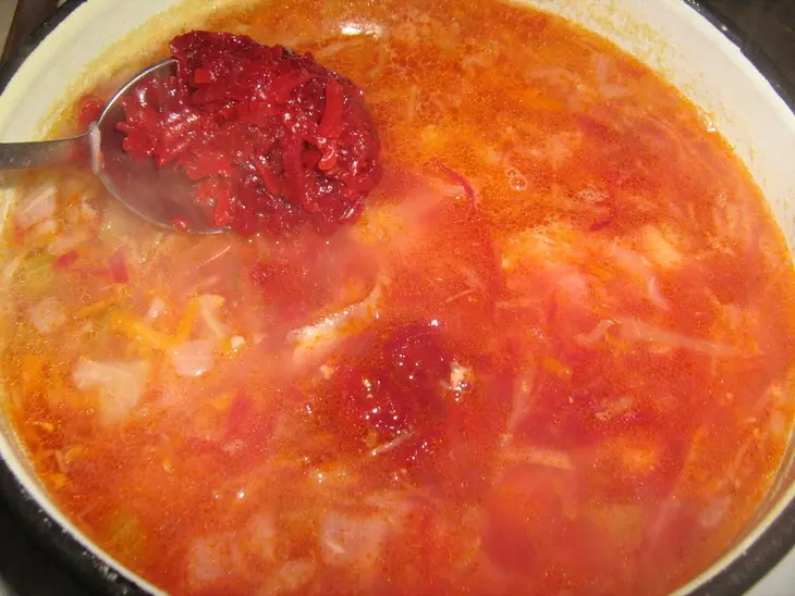 Быстрые щи из квашенной капусты,со свеклой и тушёнкой: шаг 6