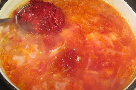 Быстрые щи из квашенной капусты,со свеклой и тушёнкой: шаг 6