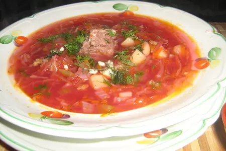 Быстрые щи из квашенной капусты,со свеклой и тушёнкой: шаг 7