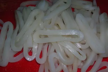Салат с розовыми кальмарами: шаг 1