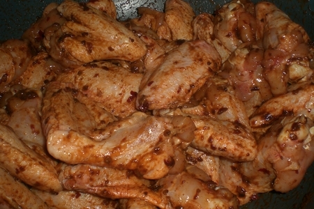 Крылышки с картофелем в сметане,салат  с редиски и огурца в сметанном  соусе: шаг 2