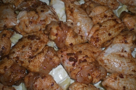 Крылышки с картофелем в сметане,салат  с редиски и огурца в сметанном  соусе: шаг 3
