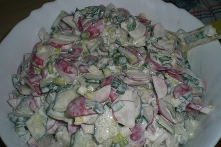 Крылышки с картофелем в сметане,салат  с редиски и огурца в сметанном  соусе: шаг 7