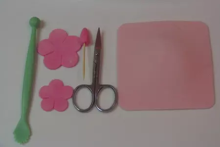 Роза из мастики: шаг 3