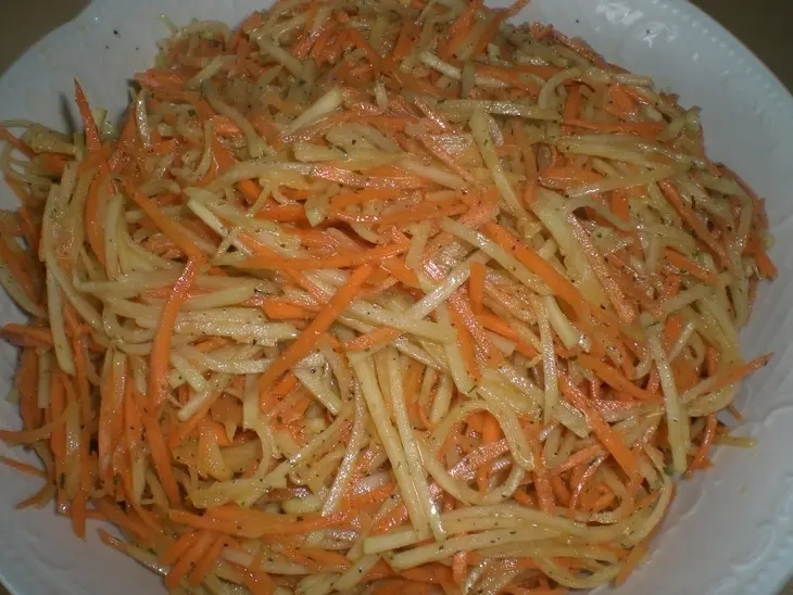 Салат из кольраби и морковки: шаг 4