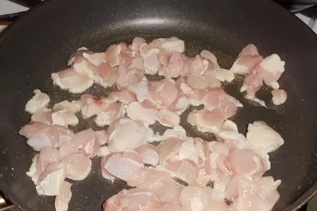 Мини пироги с луком пореем, курицей и сыром: шаг 1