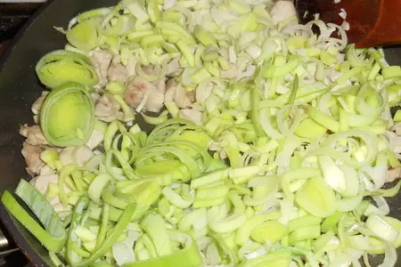 Мини пироги с луком пореем, курицей и сыром: шаг 3