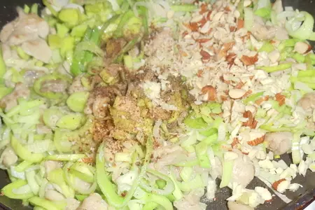 Мини пироги с луком пореем, курицей и сыром: шаг 4