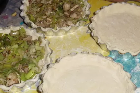 Мини пироги с луком пореем, курицей и сыром: шаг 5