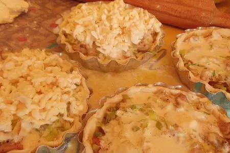 Мини пироги с луком пореем, курицей и сыром: шаг 7