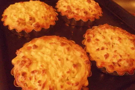 Мини пироги с луком пореем, курицей и сыром: шаг 8
