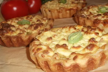 Мини пироги с луком пореем, курицей и сыром: шаг 9