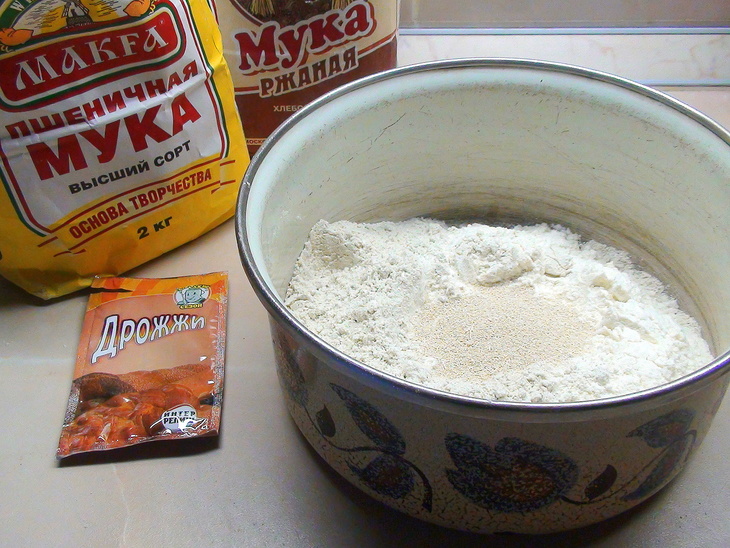 Ржаные булочки с грецкими орехами.: шаг 1