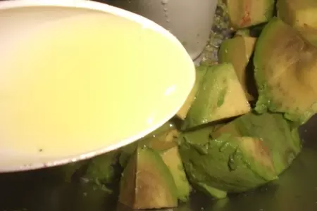 Очень полезный и вкусный авокадо-лаймовый пай без выпечки: шаг 12