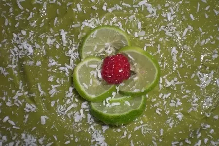 Очень полезный и вкусный авокадо-лаймовый пай без выпечки: шаг 17