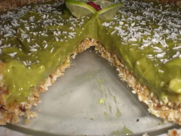 Очень полезный и вкусный авокадо-лаймовый пай без выпечки: шаг 20