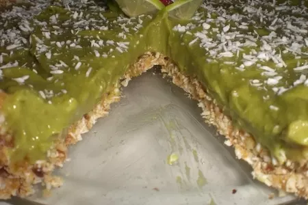 Очень полезный и вкусный авокадо-лаймовый пай без выпечки: шаг 20