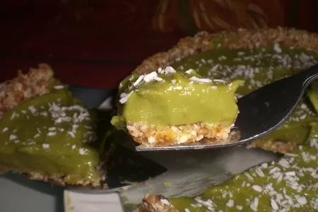 Очень полезный и вкусный авокадо-лаймовый пай без выпечки: шаг 21