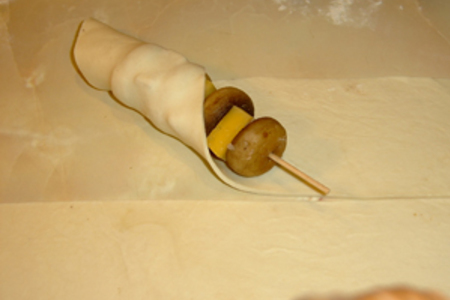Фаршированные шампиньоны c сыром на шпажках в тесте: шаг 9
