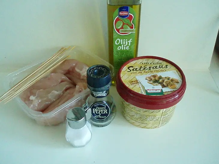 Sate - индонезийский шашлычок с одноименным соусом при нем: шаг 1