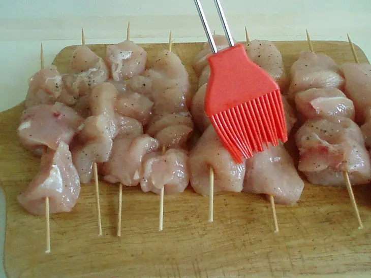 Sate - индонезийский шашлычок с одноименным соусом при нем: шаг 3