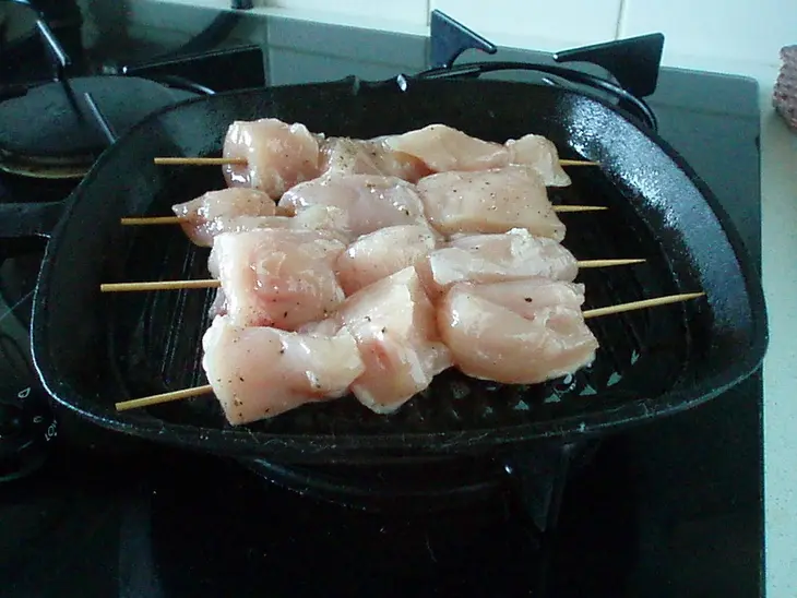 Sate - индонезийский шашлычок с одноименным соусом при нем: шаг 4