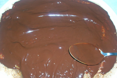 Торт "именинный" меренгово-шоколадный, с ягодами и взбитыми сливками: шаг 11