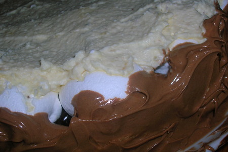 Торт "именинный" меренгово-шоколадный, с ягодами и взбитыми сливками: шаг 13
