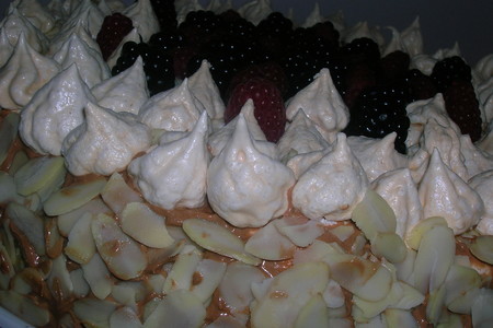 Торт "именинный" меренгово-шоколадный, с ягодами и взбитыми сливками: шаг 14