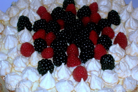 Торт "именинный" меренгово-шоколадный, с ягодами и взбитыми сливками: шаг 15