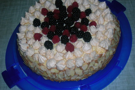 Торт "именинный" меренгово-шоколадный, с ягодами и взбитыми сливками: шаг 16
