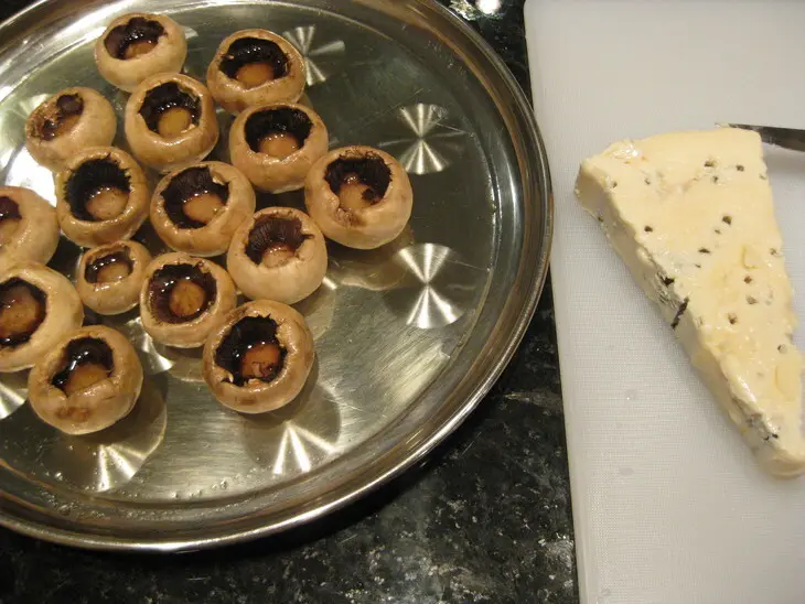 Funghi ripieni al gorgonzola  грибы, начиненные сыром "горгонзола": шаг 1