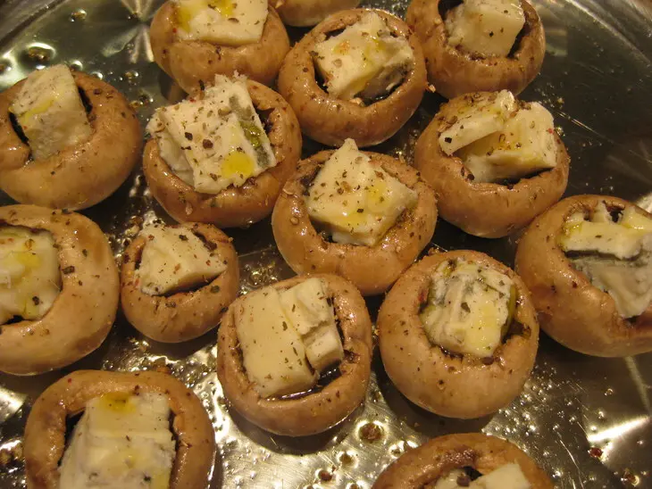 Funghi ripieni al gorgonzola  грибы, начиненные сыром "горгонзола": шаг 2