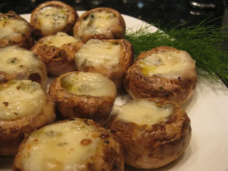 Funghi ripieni al gorgonzola  грибы, начиненные сыром "горгонзола": шаг 3