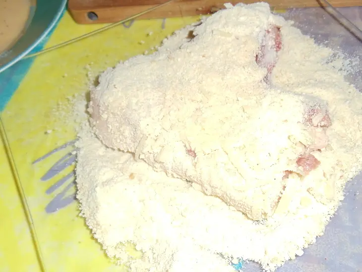 Свинина в сырной корочке с овощными биточками: шаг 4